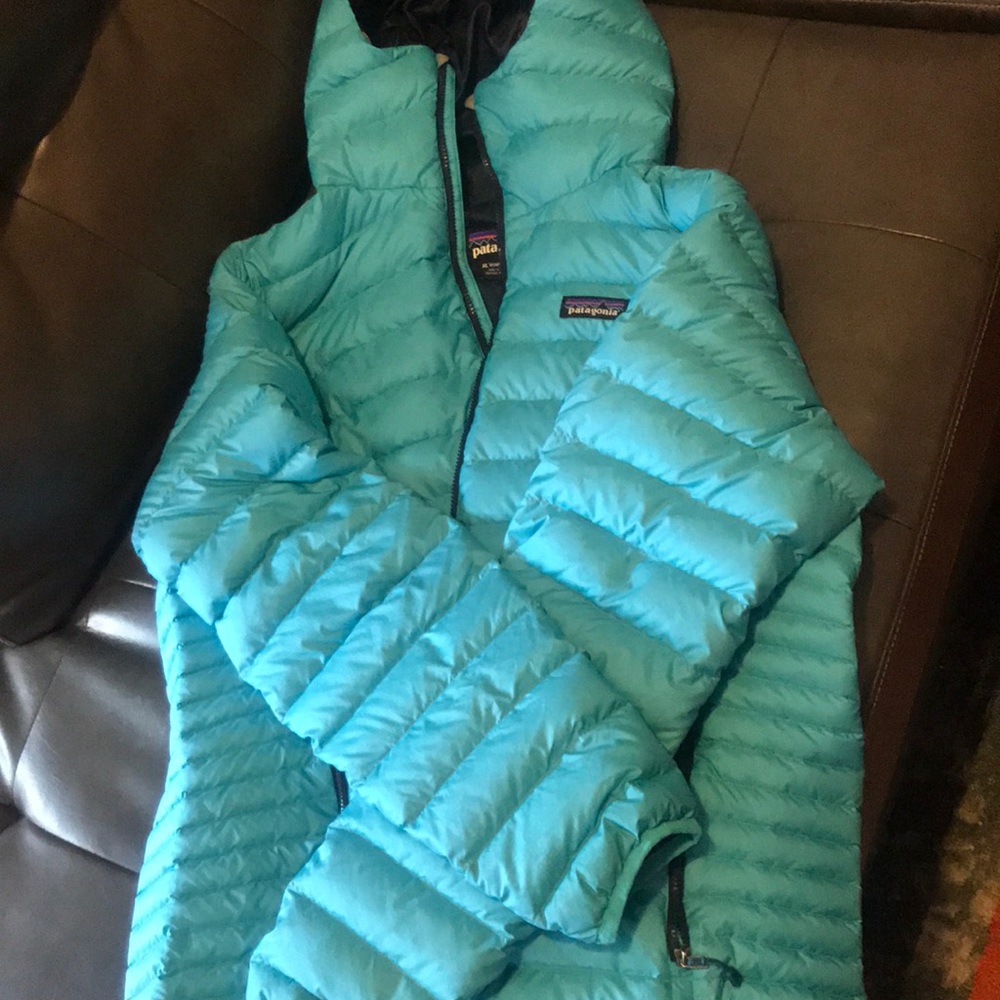 Patagonia down jacket with hood. EUC. Blue.